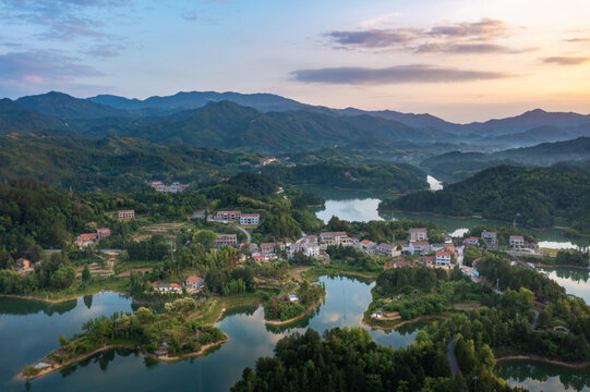 湖南岳阳铁山水库落日风光