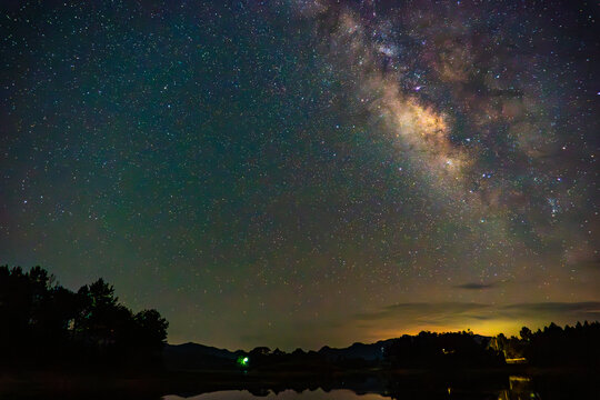 湖南岳阳铁山水库夏季银河