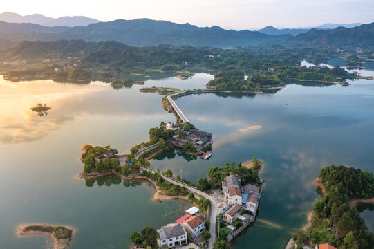 湖南岳阳铁山水库落日风光