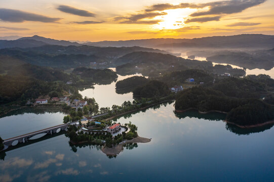 湖南岳阳铁山水库落日风光