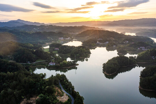 湖南岳阳铁山水库落日风光