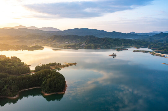 湖南岳阳铁山水库落日风光