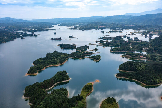 航拍湖南岳阳岳阳县铁山水库