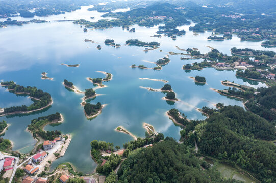 航拍湖南岳阳岳阳县铁山水库