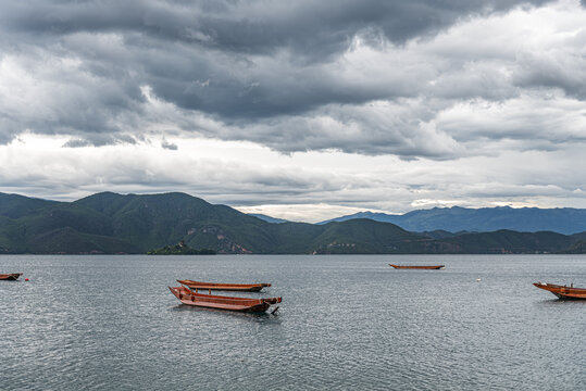 泸沽湖游船自然风光