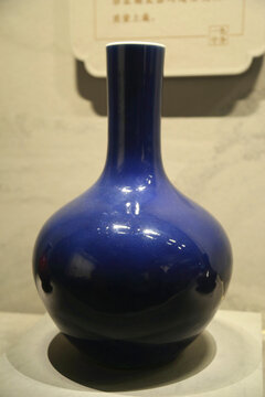 祭蓝釉天球瓶