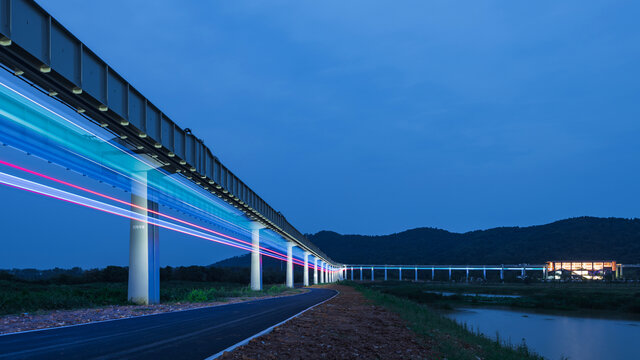 武汉光谷空轨夜景