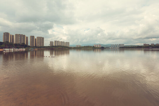 楚雄水天一色城市风景