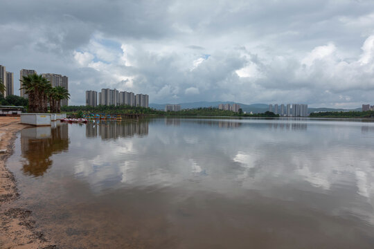 楚雄水天一色城市风景