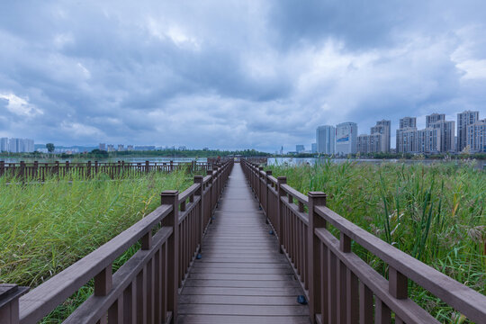 楚雄小桥蓝天白云城市风景