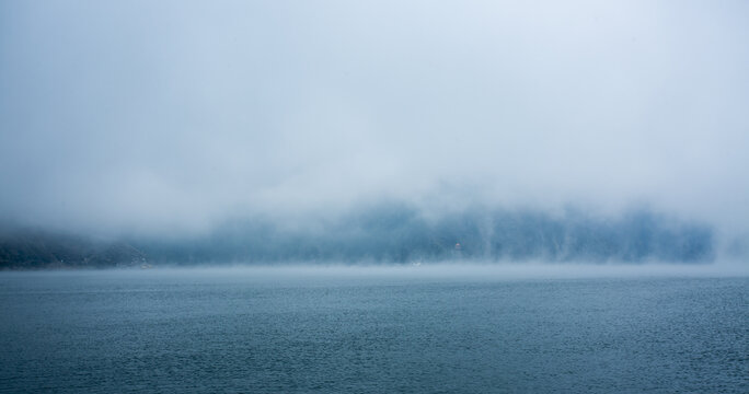 天山天池仙境云雾缭绕