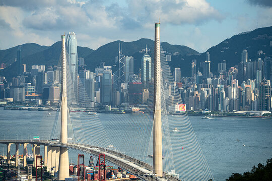 香港岛高楼与昂船洲大桥