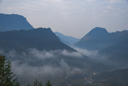 山区清晨云雾风景