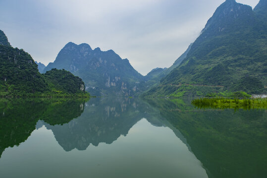 山水倒影湖泊水库