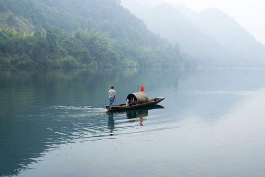 山水风景小船江面