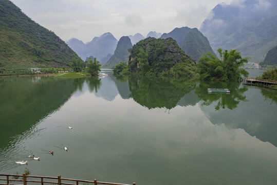 湖泊山水风光倒影