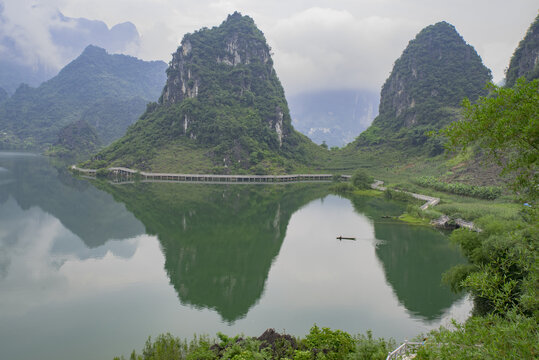 山水风光水面倒影