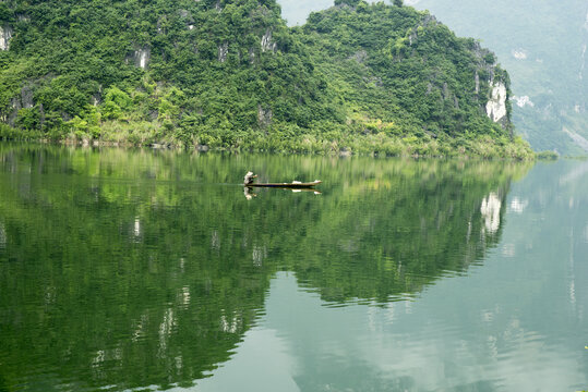 青山绿水倒影