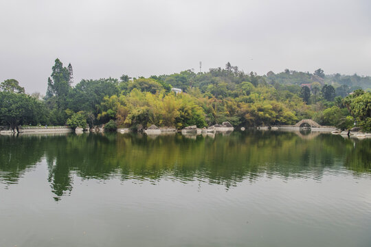 厦门园林植物园万石湖与石桥