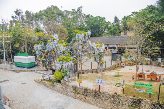 厦门植物园路边的动物奇妙馆