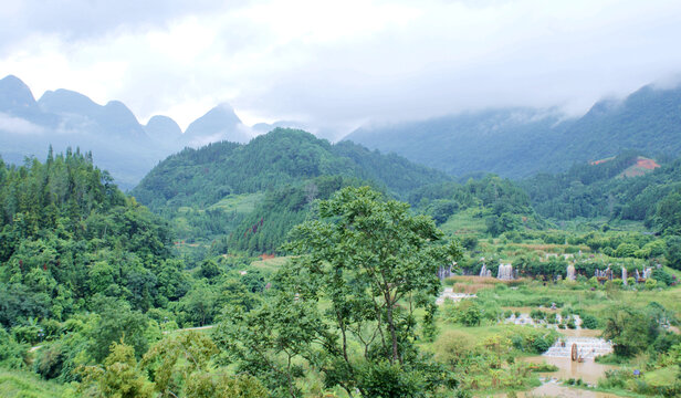 绵延山峰