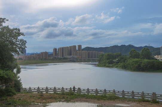 城市溪滨风光