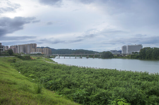 溪边绿岸雨后天空