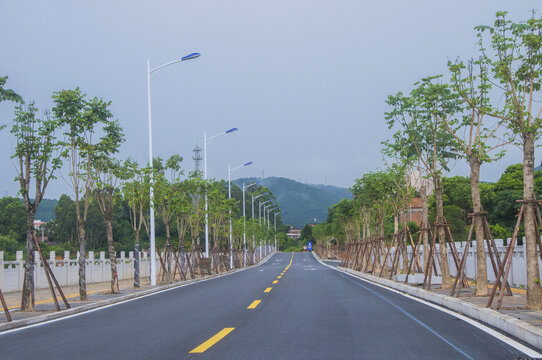 新修的沥青公路