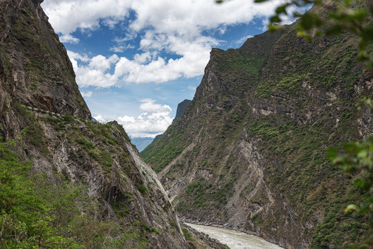 云南丽江虎跳峡自然风光