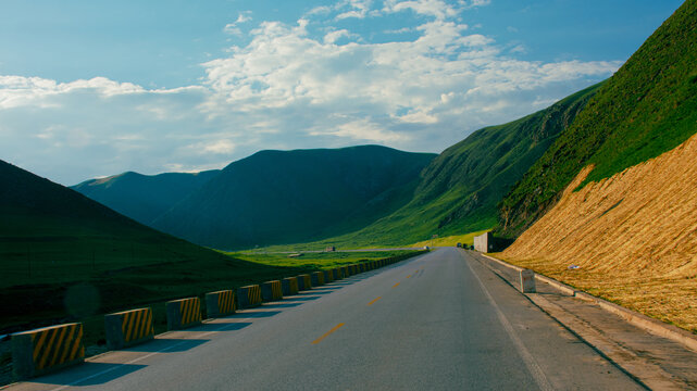 阳光普照下的天空和道路