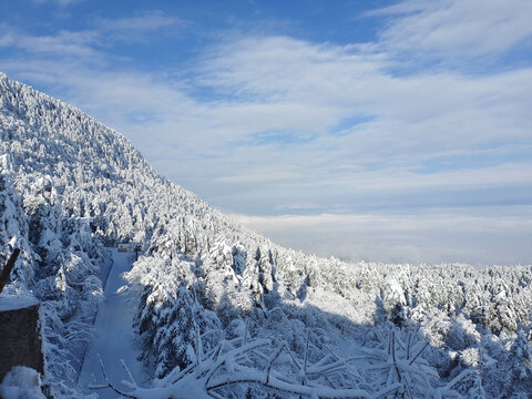 峨眉山雪山