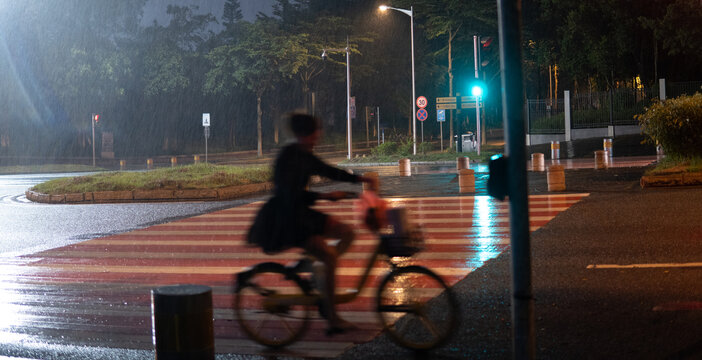 下雨中的广东工业大学附近