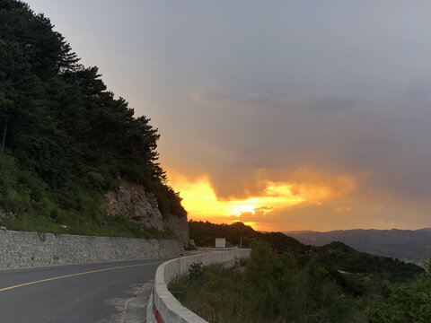 夕阳下的山间公路