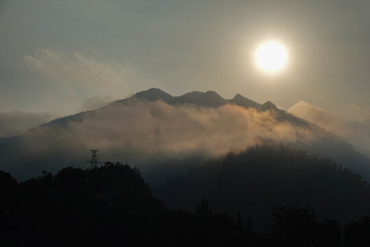 高山晨雾