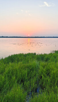 湖面夕阳