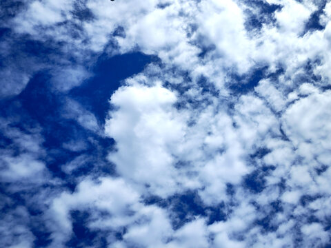 蓝天白云朵朵