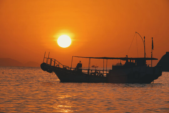 日出渔船剪影
