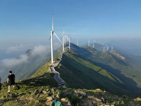 双溪草山筑峰顶