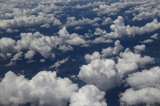 高空深蓝天空云海