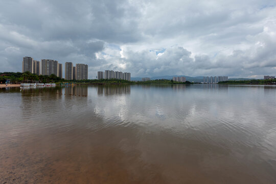 云南楚雄蓝天白云城市建筑