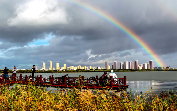 大庆市滨州湖雨后出现绚丽彩虹