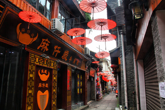 凤凰古城老巷子红伞