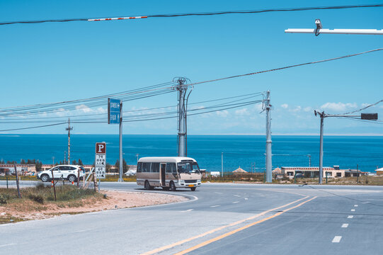 湖边公路