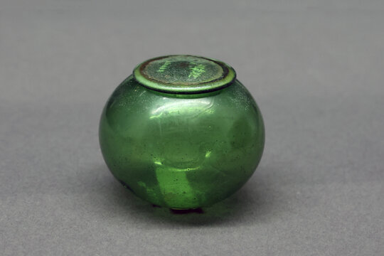 绿玻璃盖罐