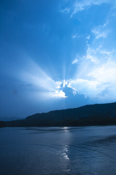 西湖天空太阳光穿透云层