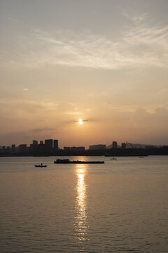 长江水面城市夕阳剪影