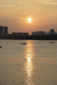 长江大河楼群夕阳剪影