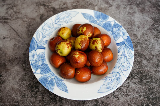 蓝白色餐盘上的新鲜冬枣