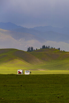 新疆那拉提草原群山和汽车