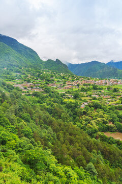 西藏林芝察瓦隆乡高原山脉美景